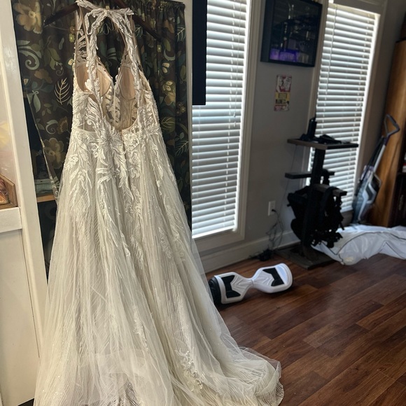 Beautiful Galina signature wedding dress - Picture 4 of 8